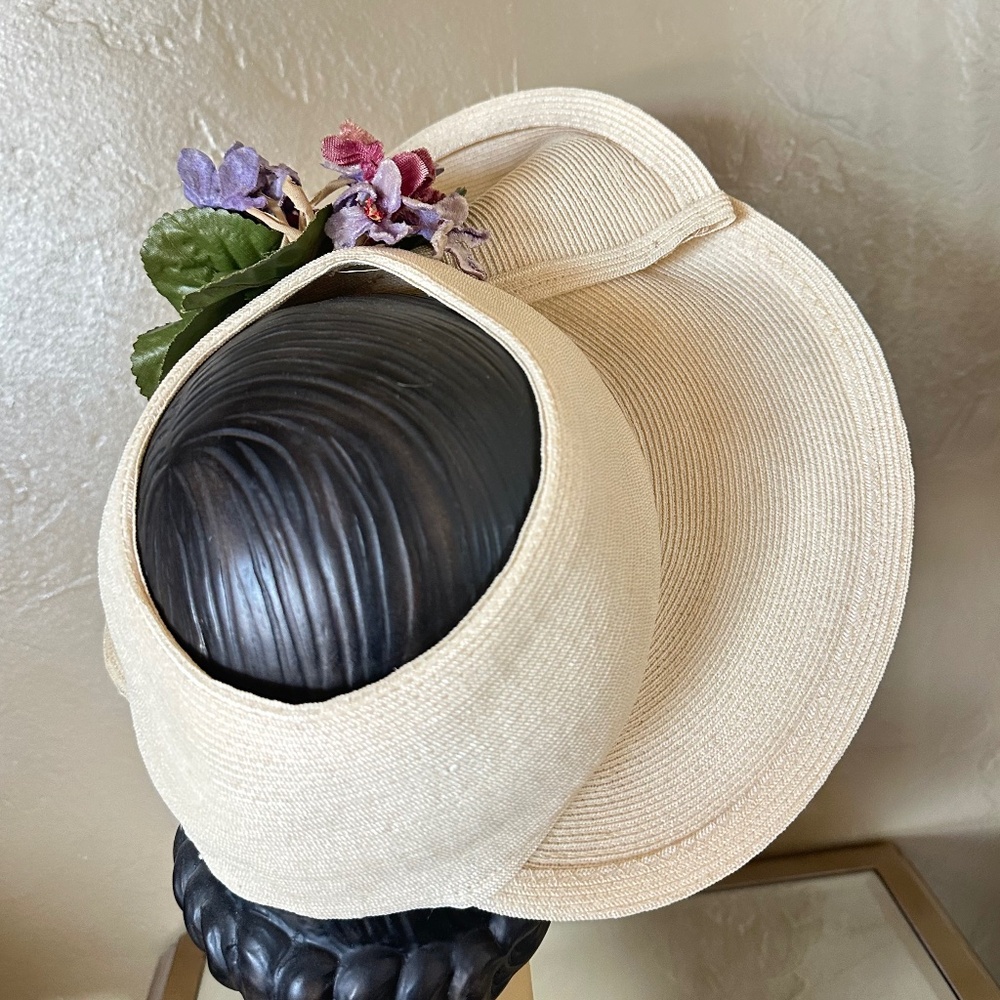 GRACEFUL 1940s' IVORY STRAW OPEN CROWN HAT WITH FOLDED BRIM & FABRIC FLOWERS - Picture 5 of 12